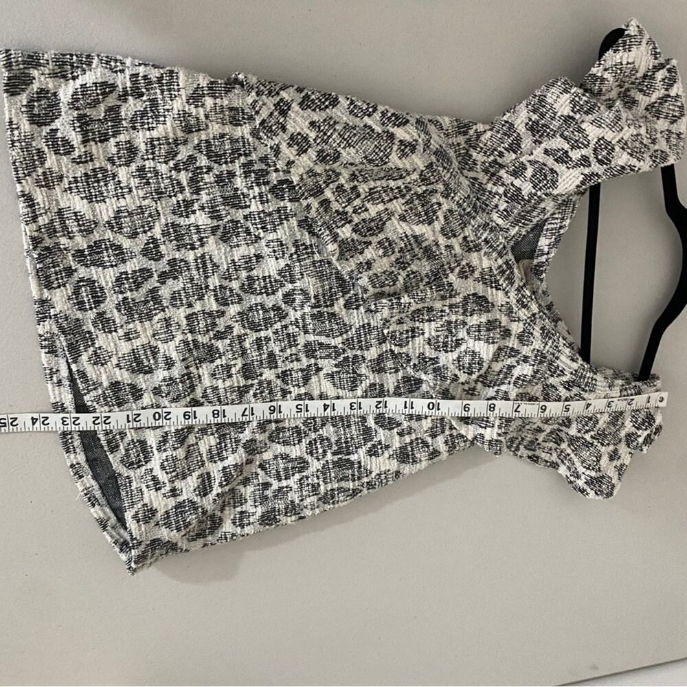 Anthropologie Dolan Savannah Ruffled Blouse Gray White Snow Leopard Print XS - Picture 4 of 9